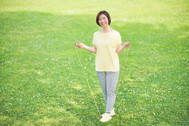 戸田市のパーソナルジムHealthyで縄跳びをする女性